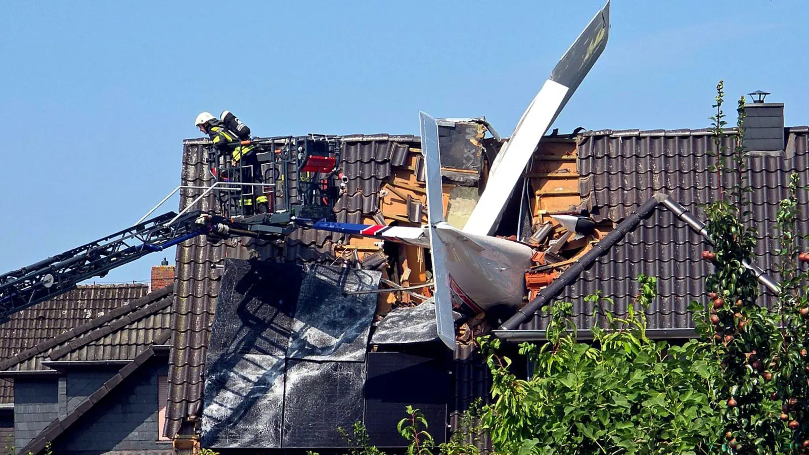 Das Flugzeug steckte im Dach des Hauses. (Foto: Fotoreport-DB/NWM-TV/dpa)