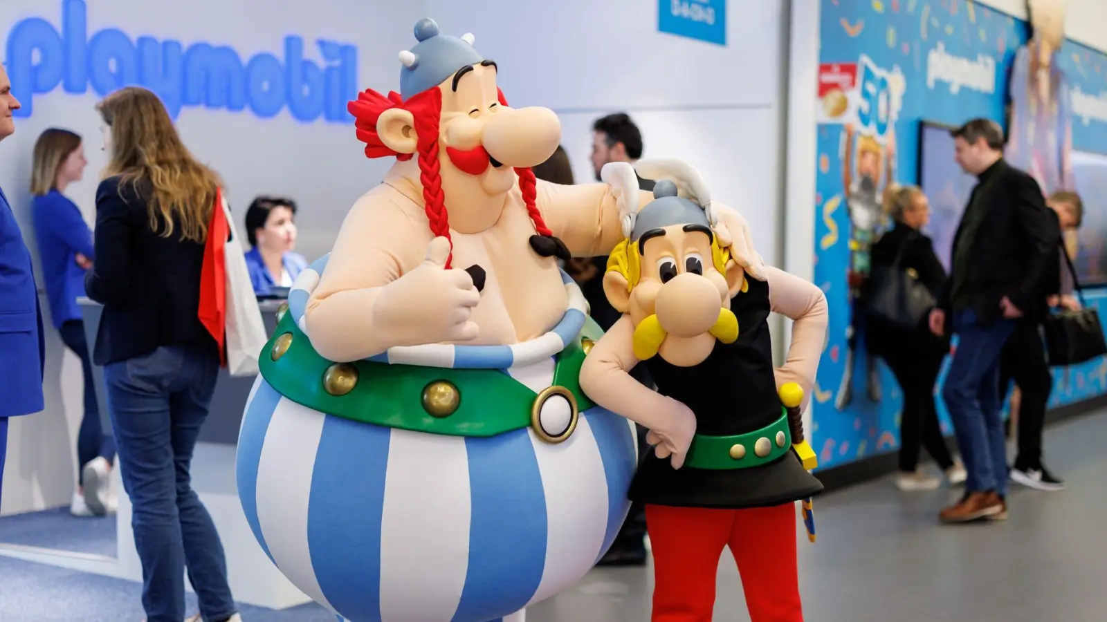 Der große Gallier Obelix ist neben seinem besten Freund Asterix eine der Hauptfiguren des Kult-Comics, den René Goscinny und Albert Uderzo 1959 gemeinsam geschaffen hatten. (Archivbild) (Foto: Daniel Karmann/dpa)