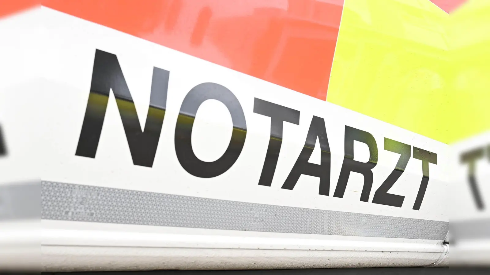 Bei einer Faschingsfeier in Sonthofen mussten mehrere Gäste medizinisch versorgt werden (Symbolbild) (Foto: Bernd Weißbrod/dpa)