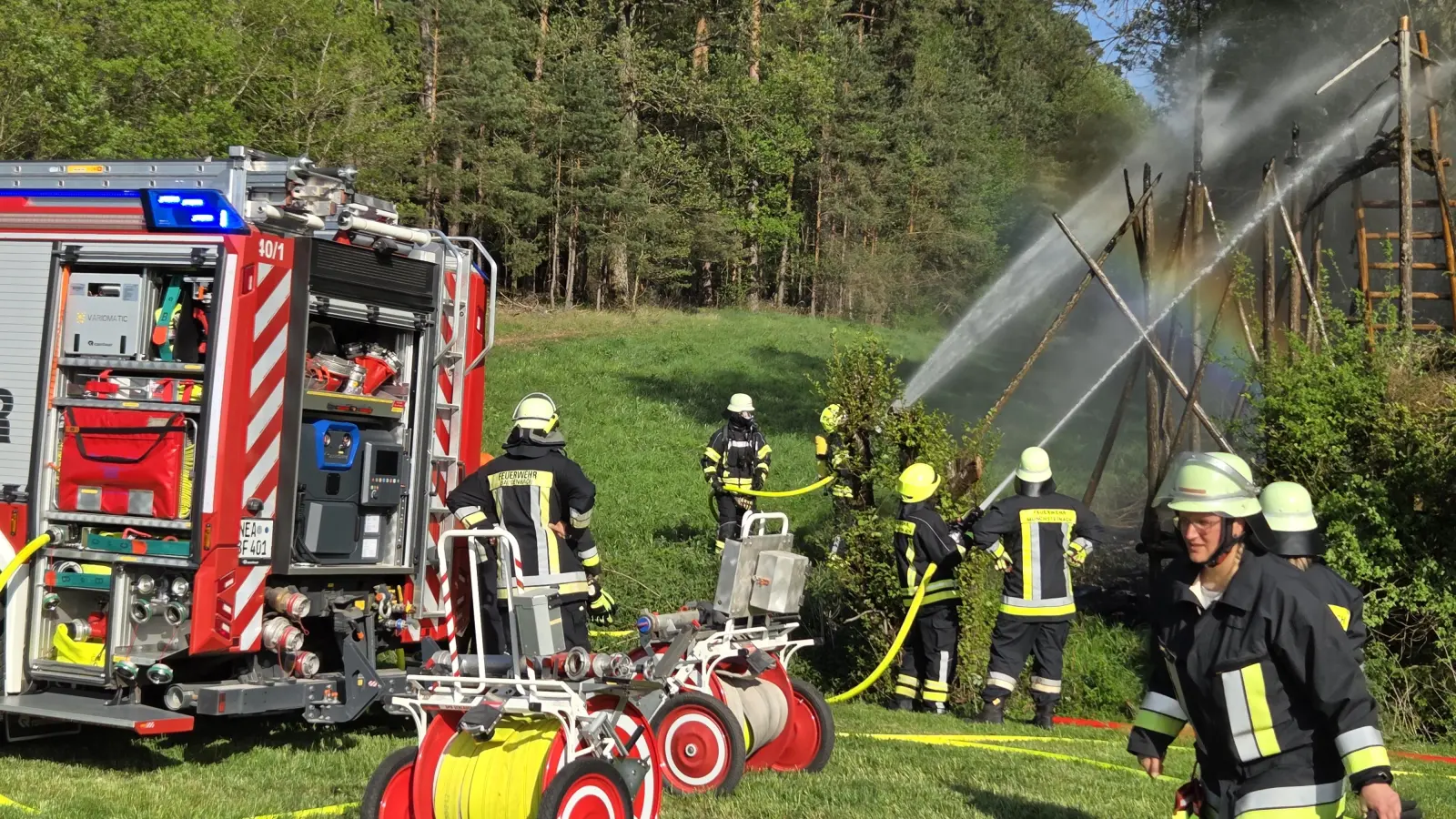 An einem Waldrand nördlich von Mittelsteinach ist am Freitag ein Hochsitz in Brand geraten. Die Feuerwehr bekämpfte die Flammen mit Löschfahrzeugen. (Foto: Kreisfeuerwehrverband Neustadt/Aisch-Bad Winsheim)