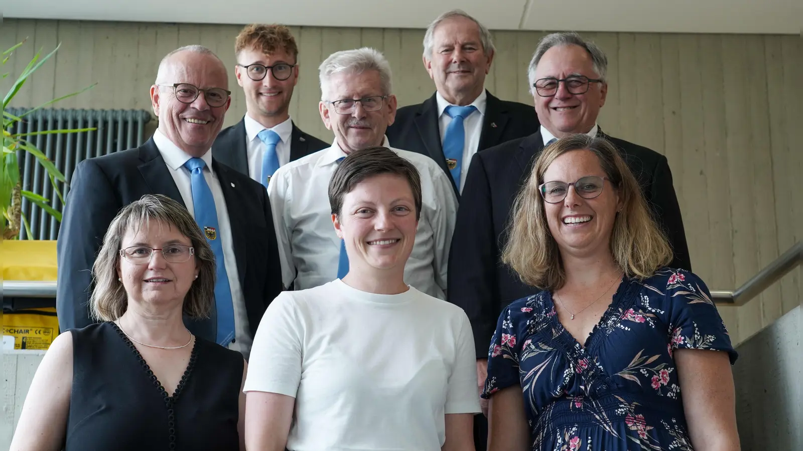 Spendenübergabe nach dem Konzert: Landrat Marco Meier, Altbürgermeister Friedrich Moßmeyer (hinten, von links), Chor-Vorsitzender Klaus Miosga, Kassier Hermann Reichert, Chorleiter Friedrich Wörrlein (Mitte, von links), Vorstandsmitglied Renate Hans, Pfarrerin Elisabeth Feldhäuser und Sabine Moßmeyer vom Kirchenvorstand (vorne, von links).<br>  (Foto: Landratsamt Ansbach/Fabian Hähnlein)