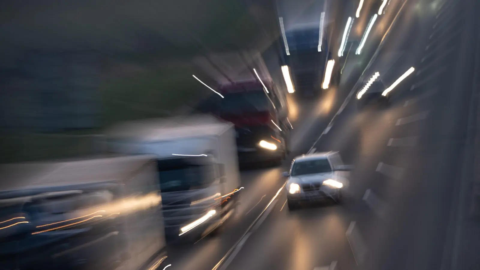 Schnell vorbei: Wer viel rasanter als erlaubt fährt, könnte bald gar nicht mehr fahren dürfen - denn neben Bußgeldern drohen Rasern auch Fahrverbote. (Foto: Sebastian Gollnow/dpa/dpa-tmn)