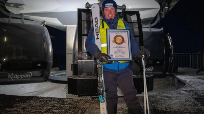 Oliver Kern am Ende eines langen Skitags mit seiner Rekord-Urkunde - 101 verschiedene Lifte ist er gefahren. (Foto: Skiresort.de/dpa-tmn)