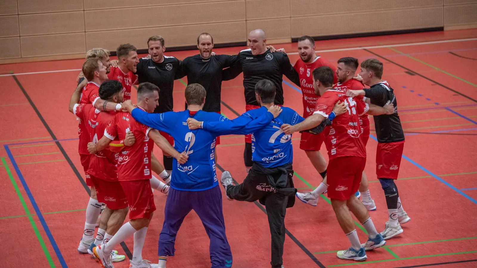 Die Rothenburger Spieler bejubeln ihren ersten Saisonsieg gegen die DJK Waldbüttelbrunn. (Foto: Markus Zahn)