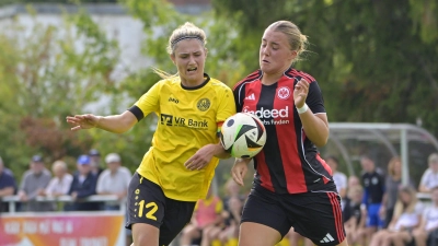 Zweikampfstark und torgefährlich: die Weinbergerin Anna Hofrichter (links, hier gegen Victoria Kohl/U19 Eintracht Frankfurt). (Foto: Martin Rügner)