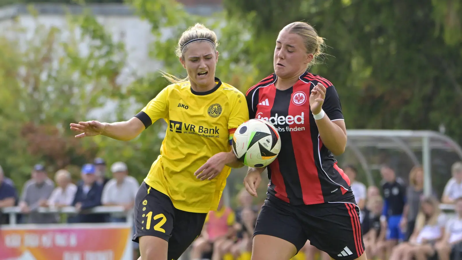 Zweikampfstark und torgefährlich: die Weinbergerin Anna Hofrichter (links, hier gegen Victoria Kohl/U19 Eintracht Frankfurt). (Foto: Martin Rügner)