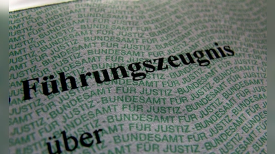 Das Führungszeugnis auf Papier soll weiter verfügbar sein. (Symbolbild) (Foto: picture alliance / dpa)