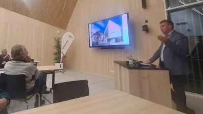 Bürgermeister Matthias Schwarz ging bei der Bürgerversammlung auf verschiedene Fragen ein. (Foto: Anna Franck)