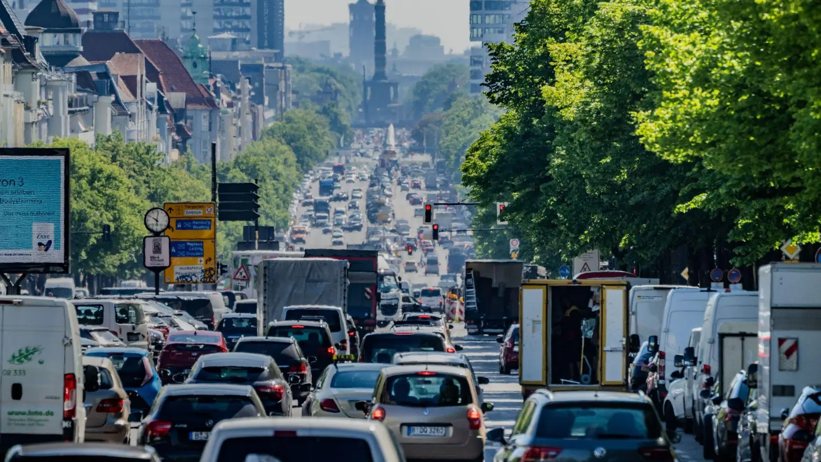 Die Schadstoffbelastung für Bewohner europäischer Großstädte ist weiterhin zu hoch, so die EU-Umweltagentur. Der Straßenverkehr spielt dabei eine zentrale Rolle. (Foto: Michael Kappeler/dpa/Archiv)