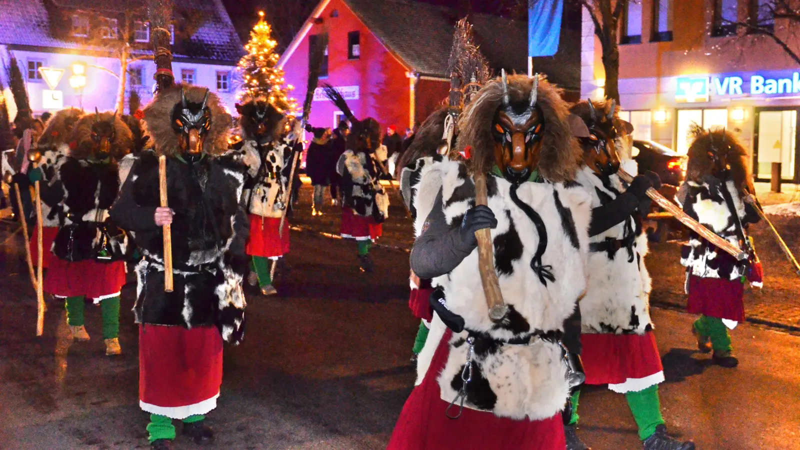 Zusammen mit befreundeten Gruppen (hier im Bild die Bösa Böck) zogen die Gastgeber durch die Straßen von Schopfloch. (Foto: Daniel Ganzer)