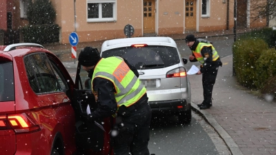 Eine Woche nach der Tat stoppte die Polizei für eine Frageaktion viele Autofahrer in Heilsbronn. (Foto: Manfred Blendinger)