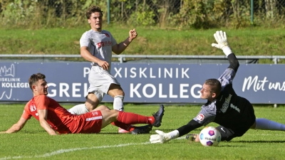 Starke Abwehrleistung: Die Dinkelsbühler (links Veteidiger Fabian Soldner, rechts Torwart Mirza Hamzabegovic) ließen keinen Treffer von Aufkirchen (Mitte Kimi Schachner) zu. (Foto: Martin Rügner)