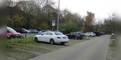 Der Blick auf den östlichen Teil des Rezatparkplatzes an einem „normalen” Mittwochnachmittag zeigt, dass hier viele Stellplätze nicht belegt sind. (Foto: Winfried Vennemann)