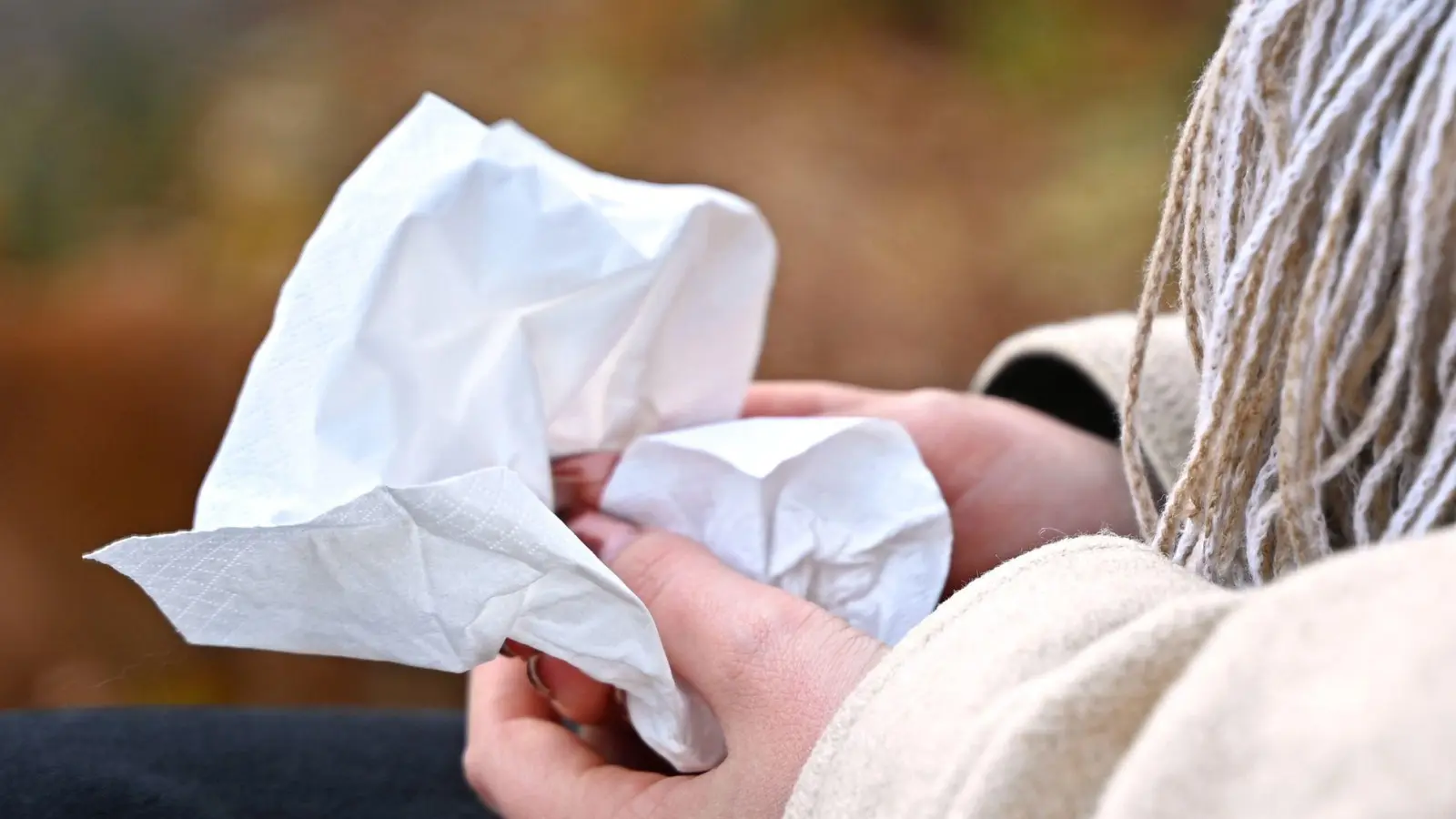 Jetzt brauchen viele Menschen wieder Taschentücher für die laufende Nase. (Symbolbild) (Foto: Elisa Schu/dpa)