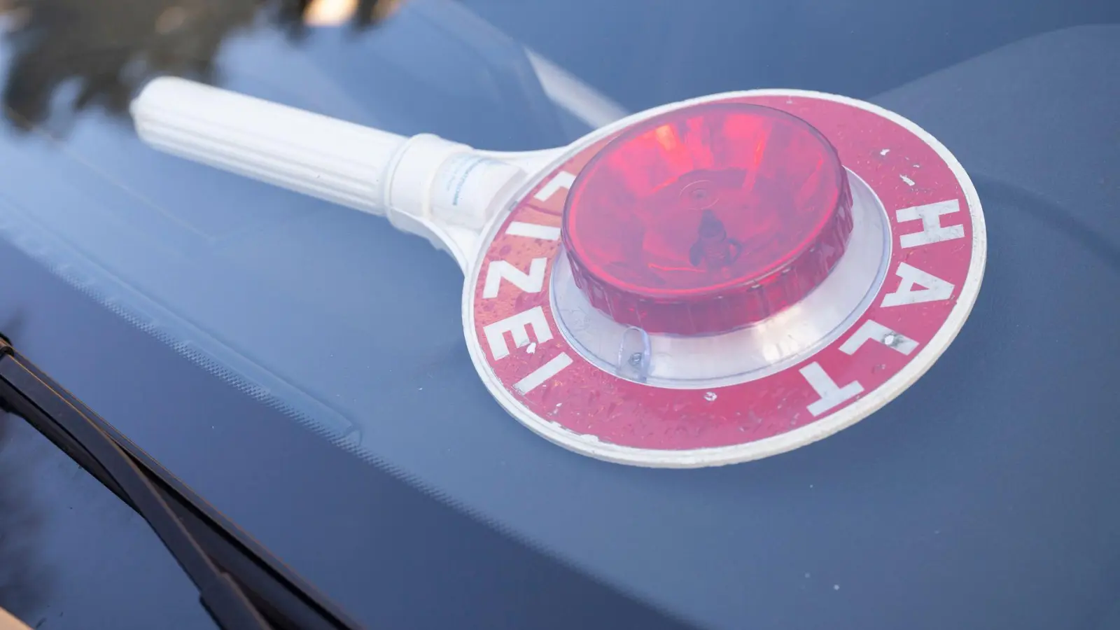 Die Polizei konnte die betrunkene Fahrerin bei Viechtach aufhalten. (Symbolbild) (Foto: Peter Kneffel/dpa)