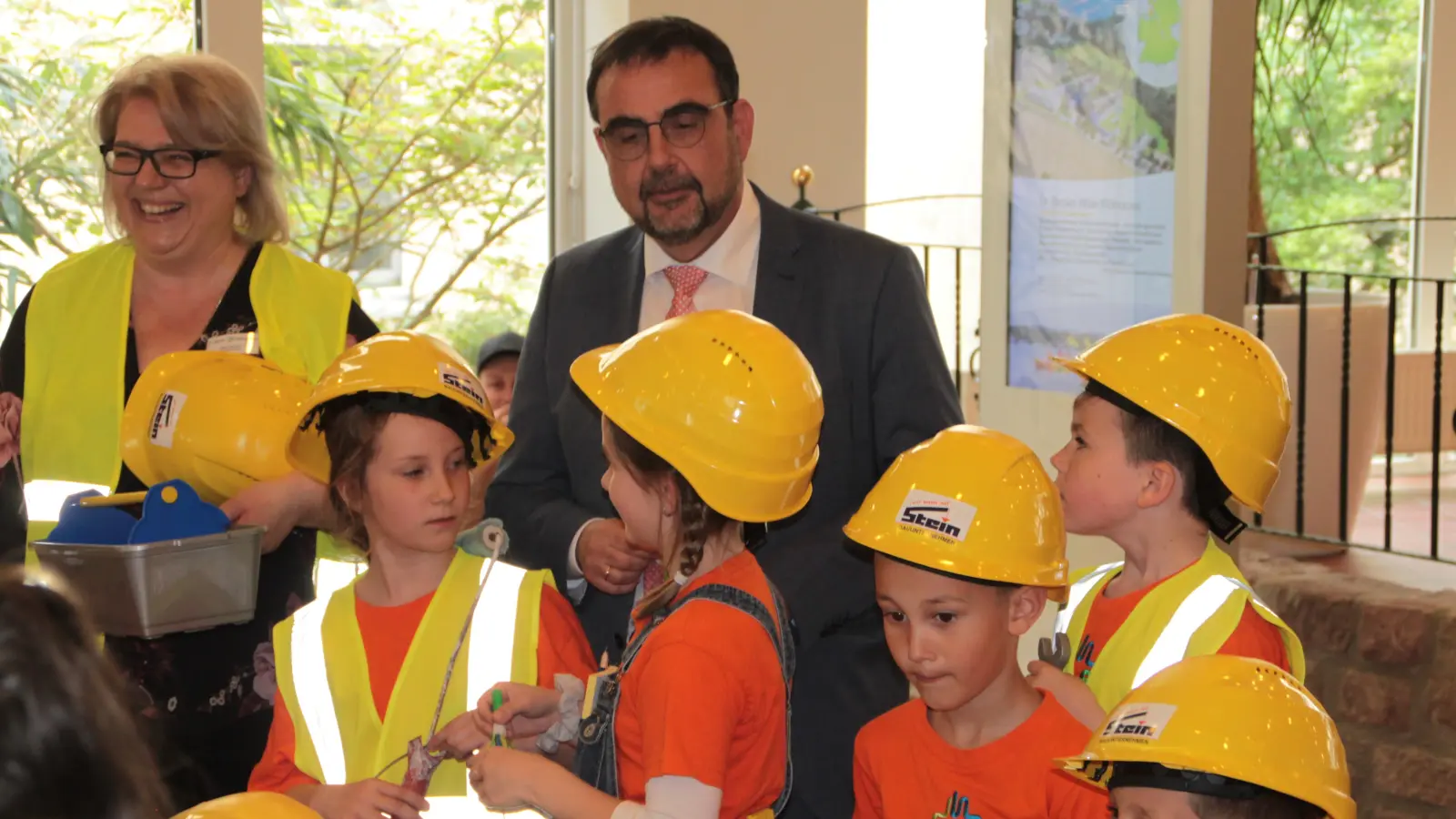 In der Aula der Dr. Becker Kiliani-Klinik empfingen als Bauarbeiter gekleidete Kinder Minister Klaus Holetschek mit einem Lied. (Foto: Hans-Bernd Glanz)