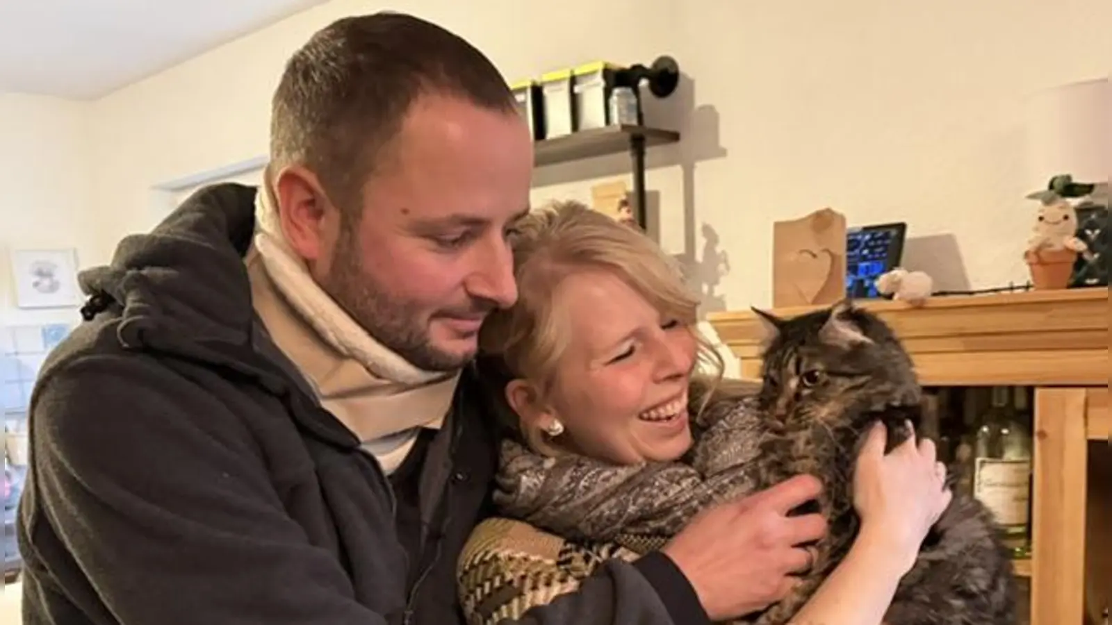  Manu Seeg (l.) und Linda Gabler mit Kater Lutz.<br> (Foto: Josefine Mühlroth)