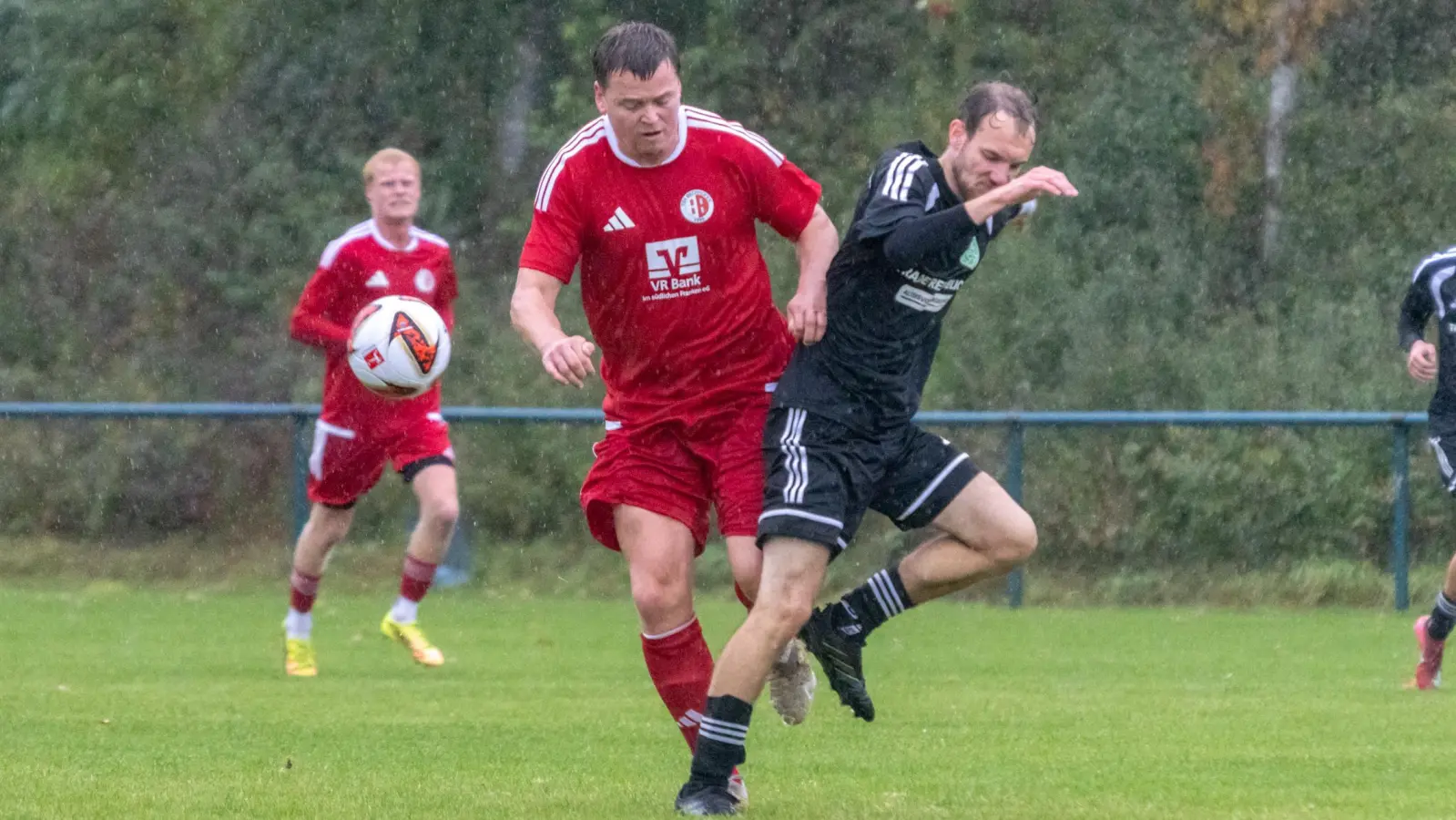 Der TSV Bechhofen mit Trainer Jan Weinmann (links) spielte 1:1 gegen Großohrenbronn (rechts Luca Beck). (Foto: Markus Zahn)