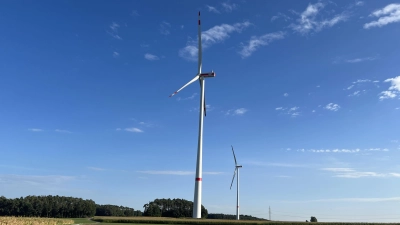 Der Bau der Windkraftanlagen bei Dietenhofen-Herpersdorf ist gut vorangekommen und seit Kurzem abgeschlossen. Ende Oktober soll der Windpark, zu dem auch zwei baugleiche Anlagen bei Neuhof-Hirschneuses gehören, in Betrieb genommen werden. (Foto: Yvonne Neckermann)