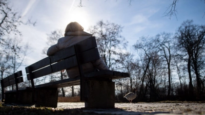 Frühjahrssonne nicht unterschätzen: Auch bei kühlen Temperaturen kann die UV-Strahlung stark sein und Schutz erfordern. (Foto: Sebastian Gollnow/dpa/dpa-tmn)