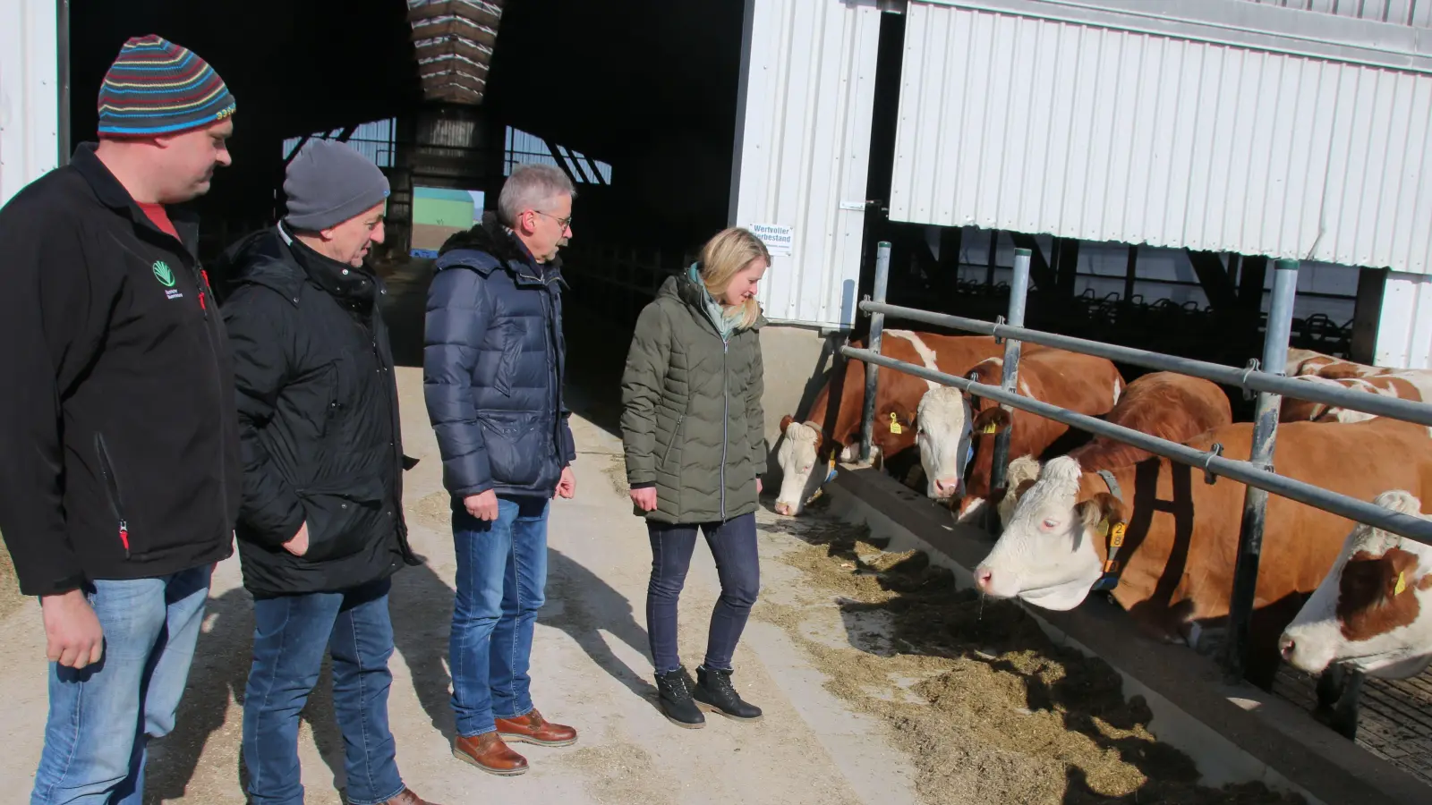 Bauer Markus Förster, Günther Fleißner und Ottmar Braun vom BBV sowie Landwirtin Carola Reiner (von links) fordern Entlastungen. (Foto: Stefan Neidl)