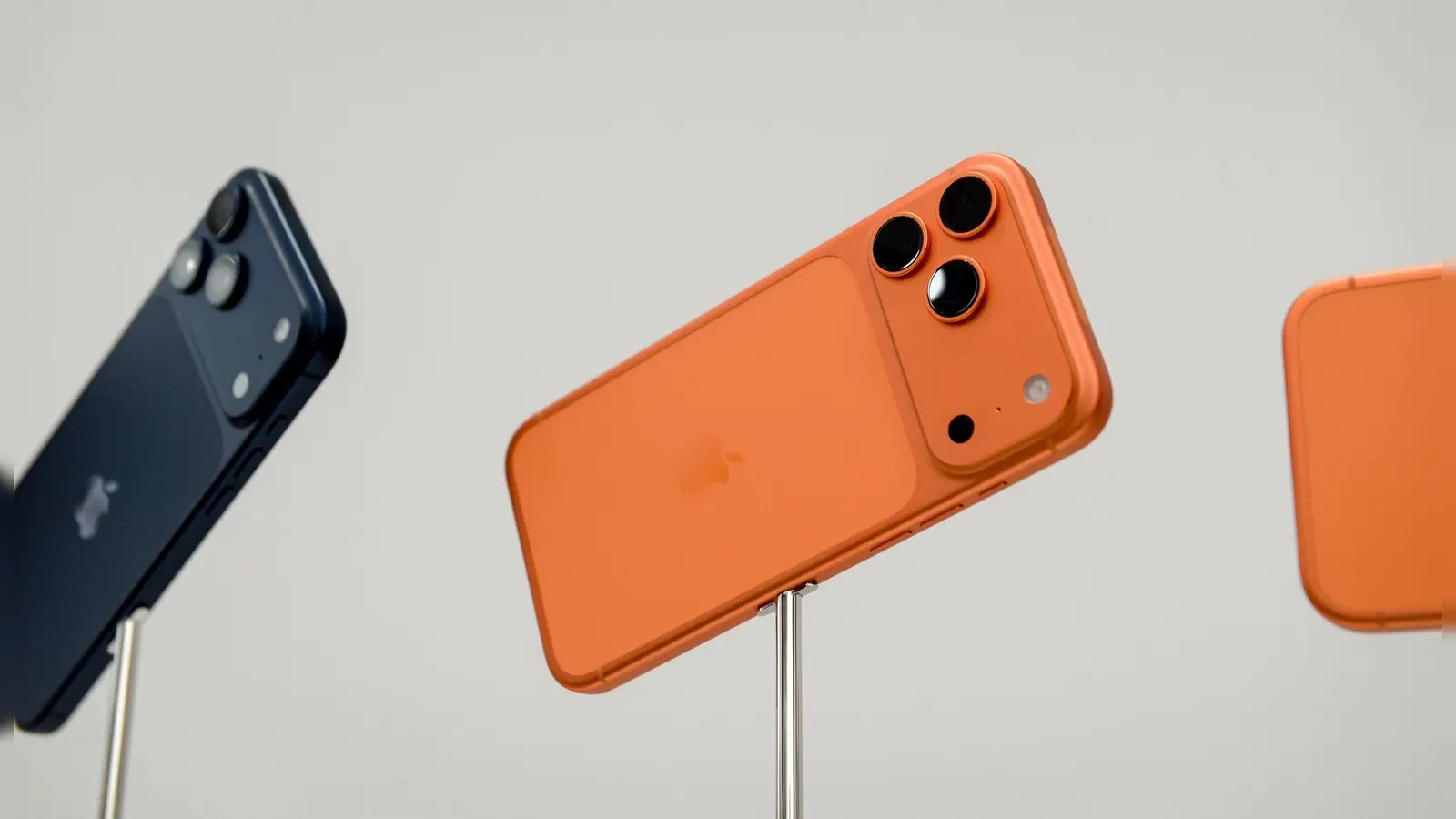 Die iPhone-17-Modellreihe half Apple, zum Smartphone-Spitzenreiter zu werden. (Archivbild) (Foto: Andrej Sokolow/dpa/dpa-tmn)
