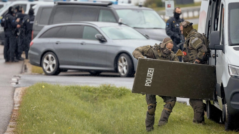Spezialkräfte der Polizei rückten an.  (Foto: Tizian Gerbing/dpa)