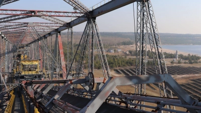 Per Führung erlebbar: die stillgelegte Förderbrücke F60 im Besucherbergwerk. (Foto: Deike Uhtenwoldt/dpa-tmn)