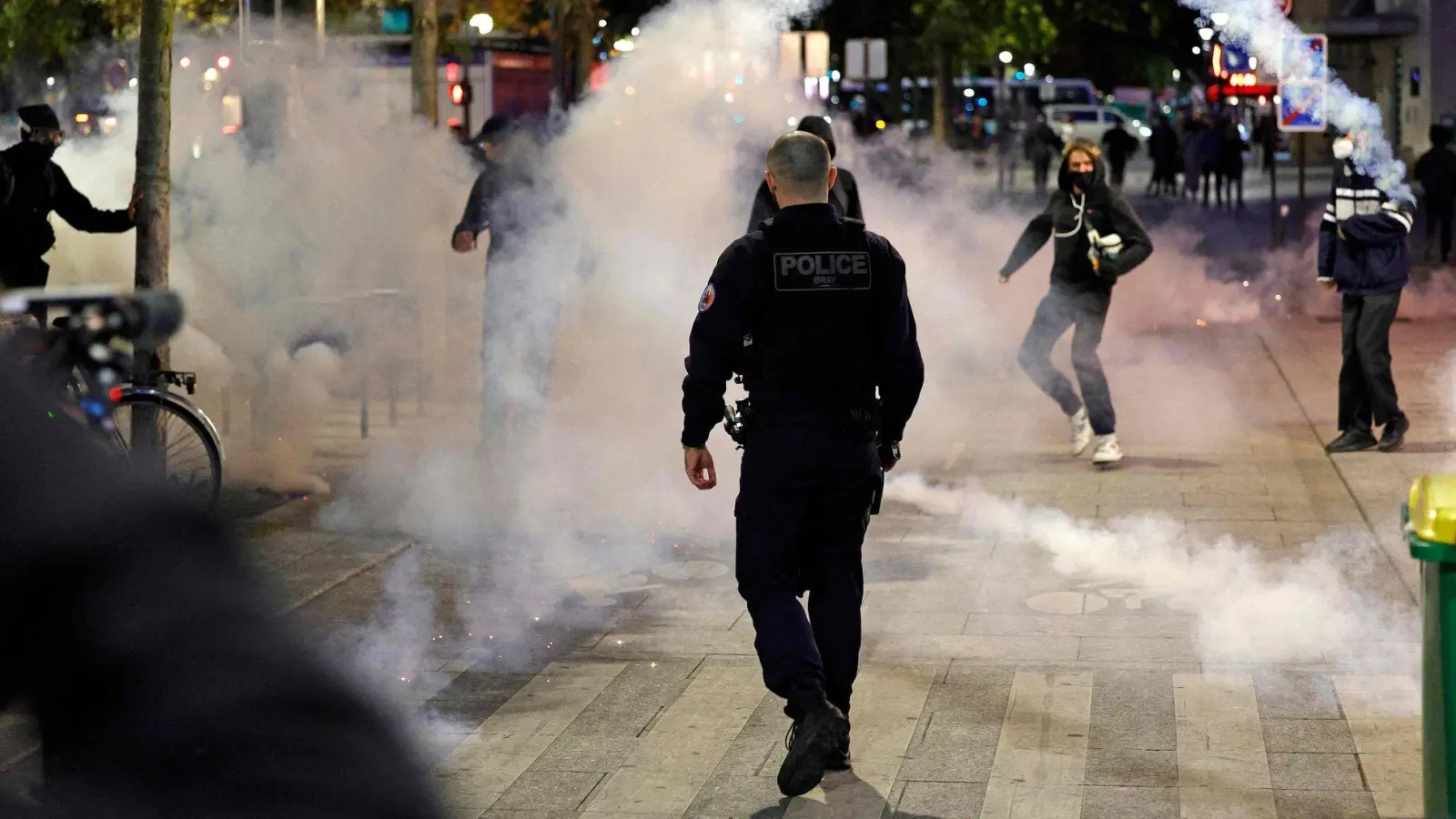 Schon am Morgen gab es bei dem Protesttag einige Festnahmen. (Foto: Geoffroy Van Der Hasselt/AFP/dpa)