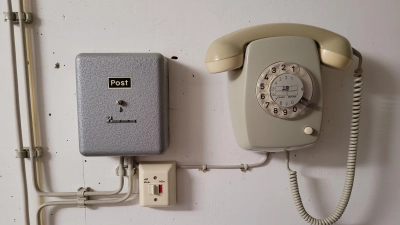 Ein Telefon gab es für den Kontakt nach außen. (Foto: Nina Daebel)