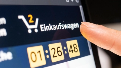 Wer im Internet Verträge abschließt, soll diese künftig einfacher wieder stornieren können.  (Foto: Mohssen Assanimoghaddam/dpa)