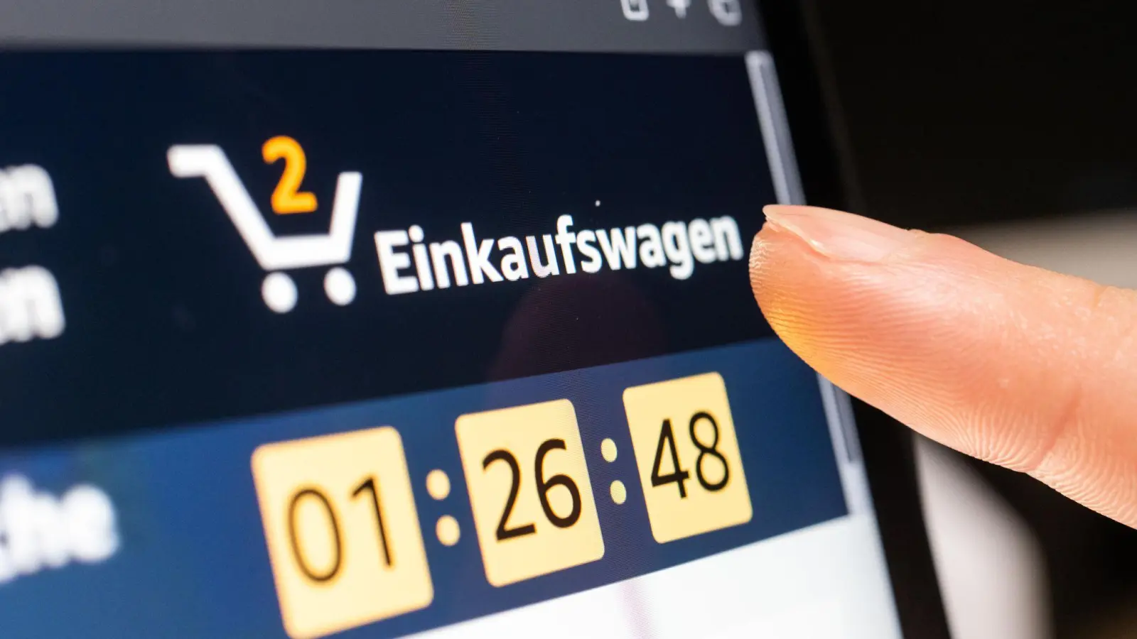 Wer im Internet Verträge abschließt, soll diese künftig einfacher wieder stornieren können.  (Foto: Mohssen Assanimoghaddam/dpa)