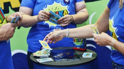 Viele Neuheiten können an den Spieltischen in Essen getestet werden.  (Foto: Oliver Berg/dpa)