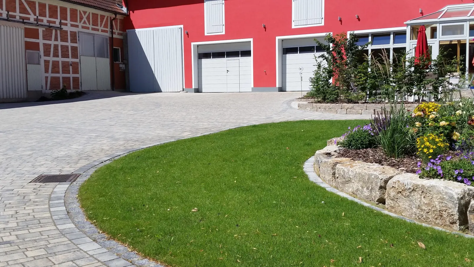 Gartenfirmen nehmen gerne die Ausführung vielfältiger Projekte vor. (Foto: Hauf & Hauf)