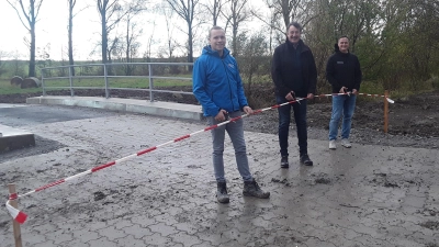 Weihten die Brücke gemeinsam ein (von links): Matthias Löswein (Rödl-Baugruppe), Illesheims Bürgermeister Roland Scheibenberger und Uwe Reuther. (Foto: Hans-Bernd Glanz)