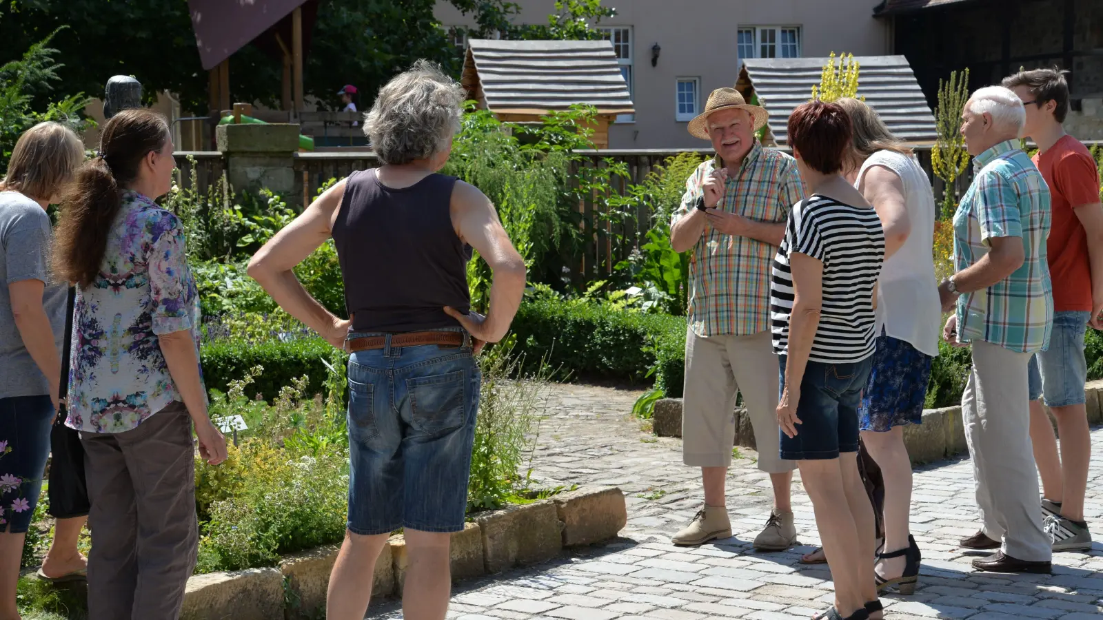 Die Gästeführer sollen Touristen sachkundig Auskunft über Neustadt geben, wie hier am Kräutergarten des Schlosshofs. (Archivbild: Ute Niephaus)