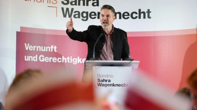 Fabio De Masi war beim politischen Aschermittwoch des BSW in der Nähe von Passau einer der Redner.  (Foto: Daniel Löb/dpa)