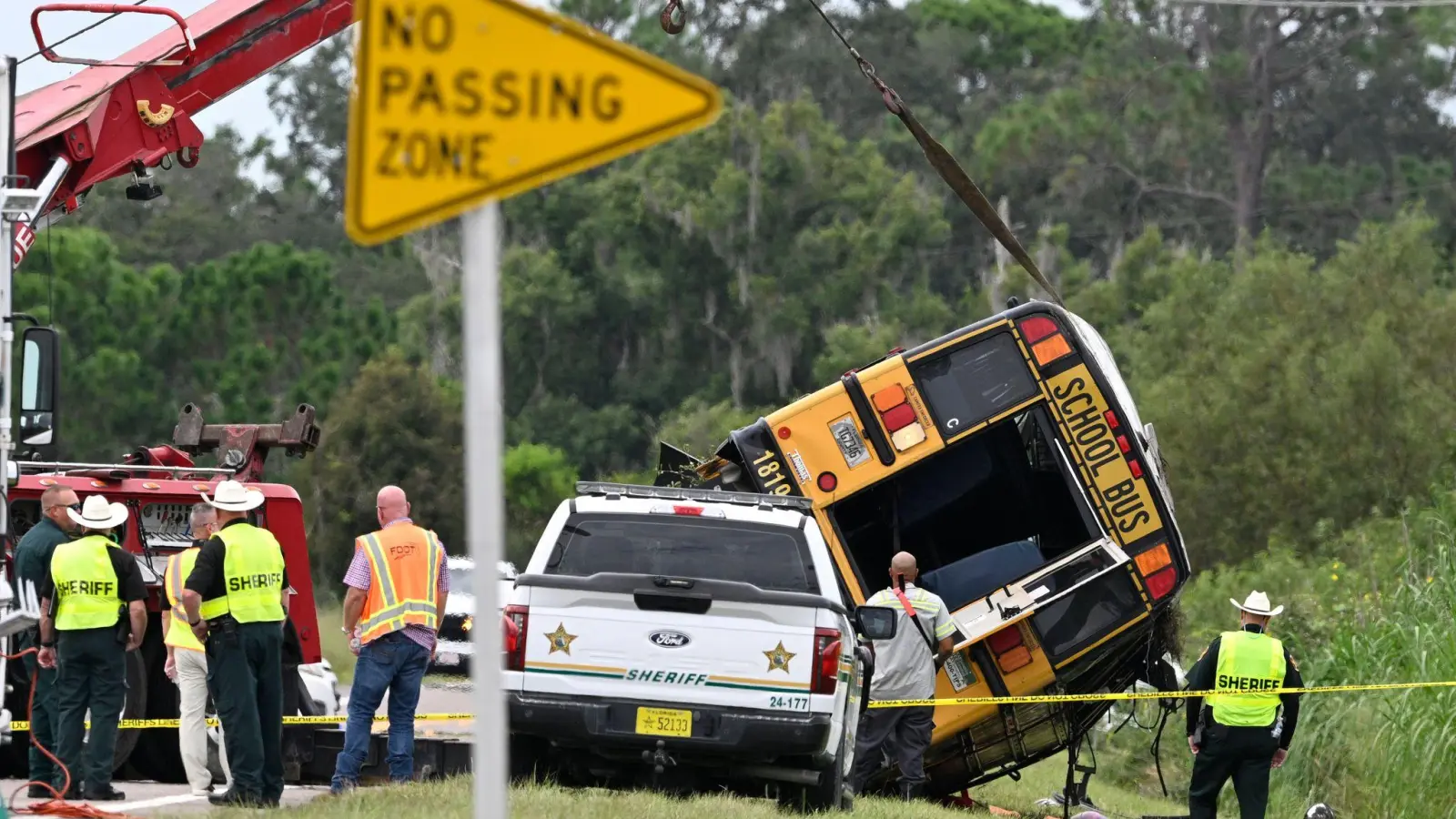 Bei einem schweren Unfall mit einem Schulbus sind zwei Menschen ums Leben gekommen (Foto: Phelan M. Ebenhack/AP/dpa)
