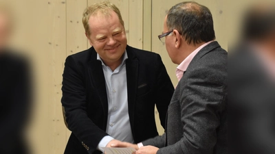 Nachdem Thomas Büttner (links) den Eid als Gemeinderat geleistet hatte, hieß ihn Bürgermeister Armin Luther per Handschlag im Gremium willkommen. (Foto: Andreas Reum)