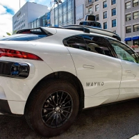 Robotaxis der Google-Schwesterfirma Waymo sollen 2027 in München fahren. (Archivbild)  (Foto: Andrej Sokolow/dpa)