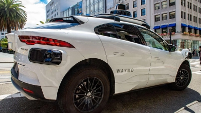 Robotaxis der Google-Schwesterfirma Waymo sollen 2027 in München fahren. (Archivbild)  (Foto: Andrej Sokolow/dpa)