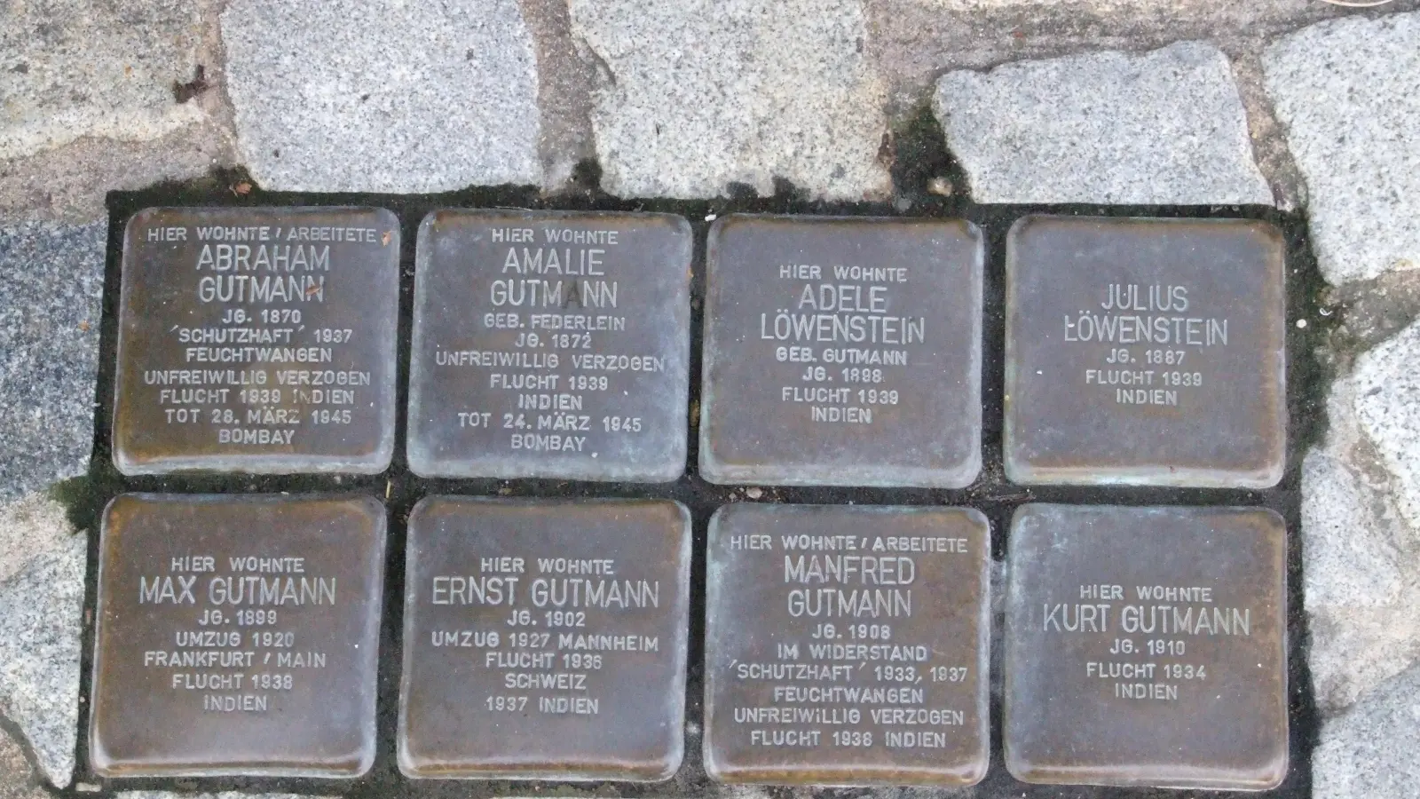 Bislang erinnern in Feuchtwangens Altstadt öffentlich sichtbar acht Stolpersteine an die Familie Gutmann (Foto) sowie fünf an die Familie Neumann. Jetzt kommen fünf für die Familie Holzinger dazu. (Foto: Jasmin Kiendl)