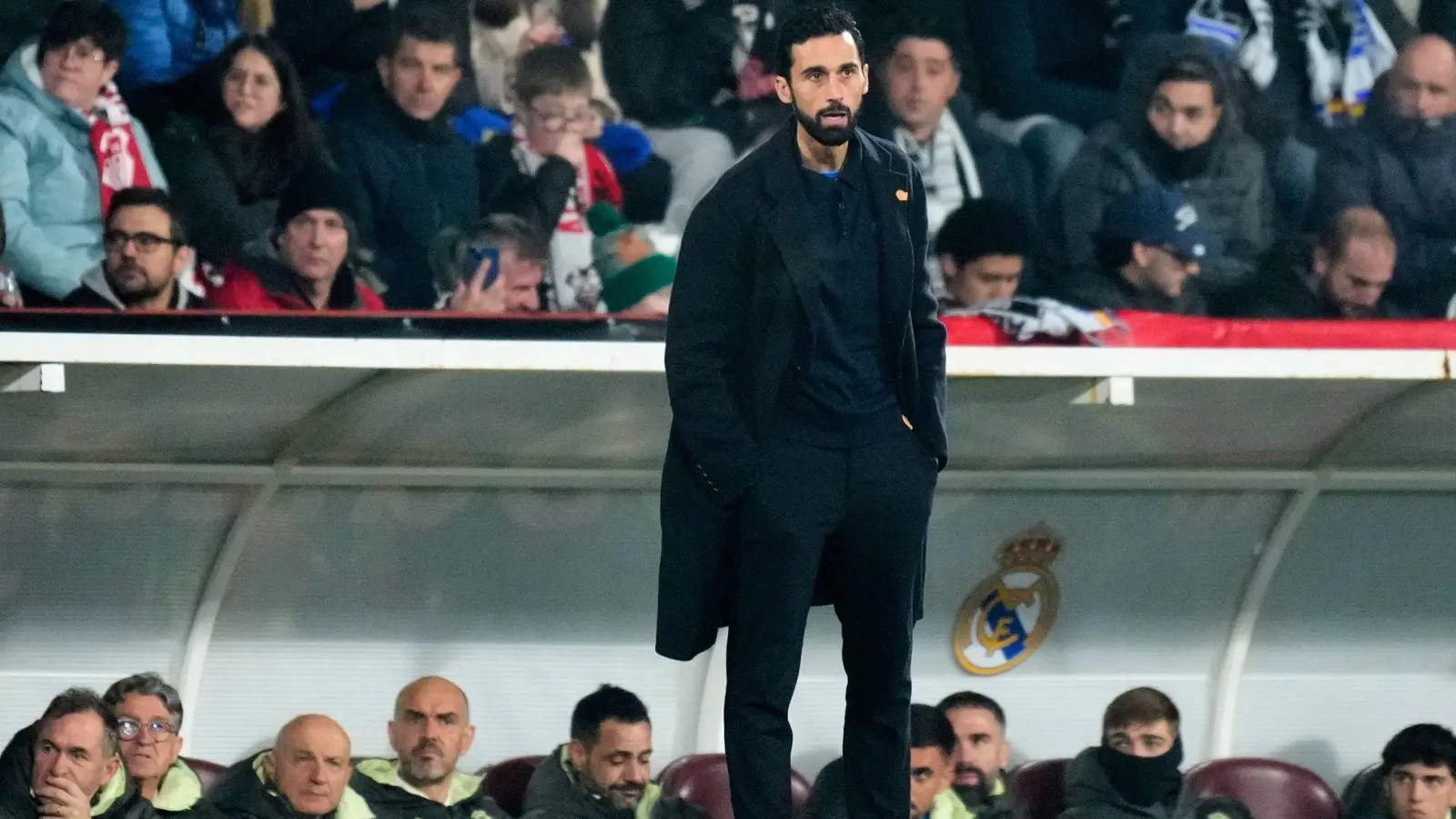 Ein bitterer Abend für Álvaro Arbeloa bei seinem Einstand als Trainer von Real Madrid.  (Foto: Jose Breton/AP/dpa)