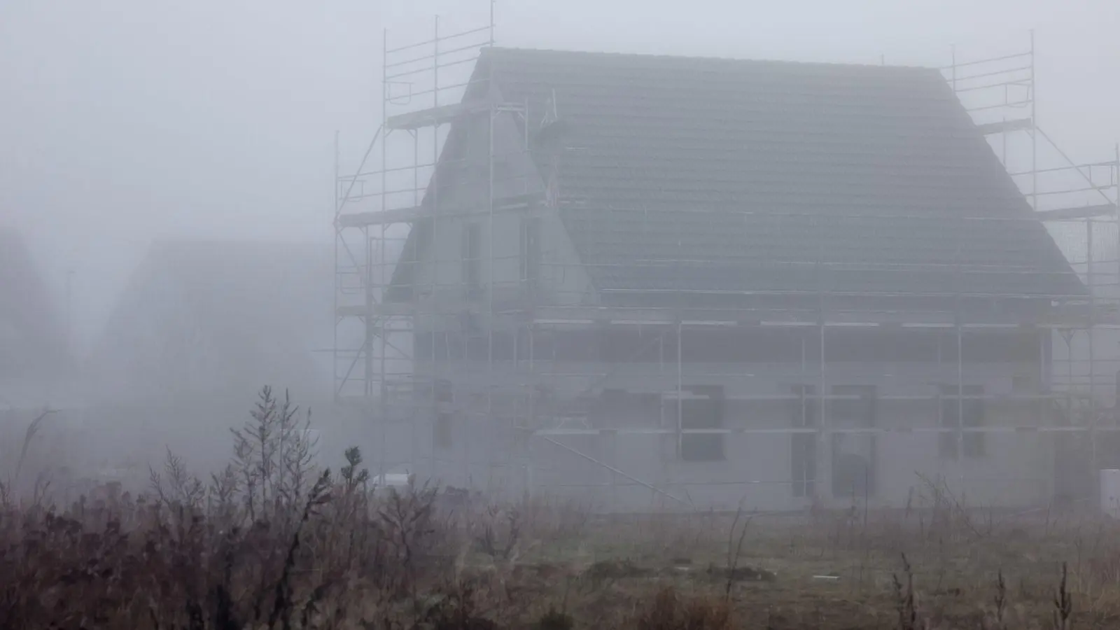Nebulöse Zahlen? Wer verhindern möchte, dass die Kosten beim Bau explodieren, kann so manche Maßnahme dagegen ergreifen. (Foto: Jan Woitas/dpa/dpa-tmn)