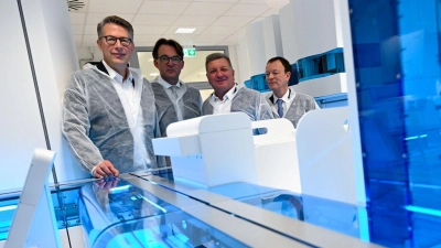 Die Minister Blume und Bernreiter machen sich ein Bild von dem neuen Diagnostikzentrum an der LMU.   (Foto: Sven Hoppe/dpa)