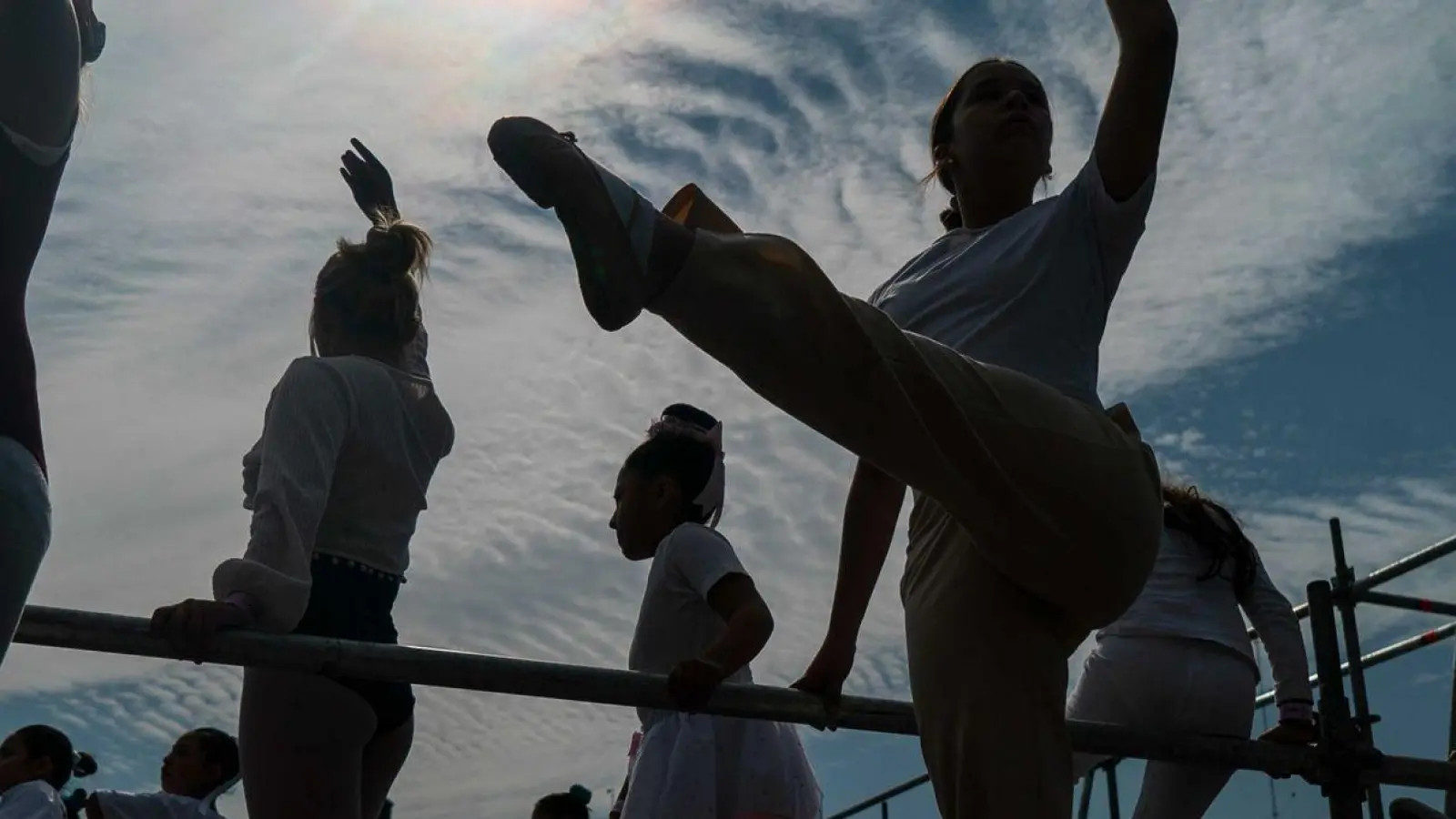 Teilnehmerinnen der Ballettstunde von Elisa Carrillo in Aktion. (Foto: Jair Cabrera Torres/dpa)