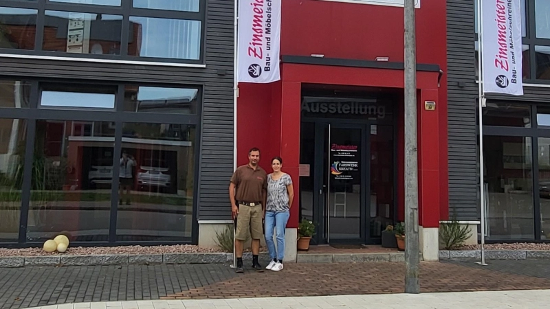 Anja und Stefan Zinsmeister vor der Ausstellungshalle ihres Schreinerbetriebs.  (Foto: Albert Schülein)