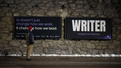 Ein Plakat zum Thema KI ist  vor dem 56. Jahrestreffen des Weltwirtschaftsforums (WEF) zu sehen. Das Treffen unter dem Motto «A Spirit of Dialogue» bringt Unternehmer, Wissenschaftler, Wirtschaftsführer und Politiker zusammen und findet vom 19. bis 23. Januar statt. (zu dpa: «Top-Beraterin: Große Wahrnehmungslücke bei KI in Unternehmen») (Foto: Gian Ehrenzeller)