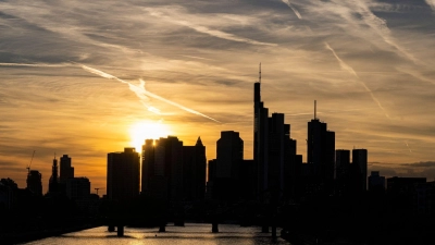 Bankentürme der Frankfurter Skyline vor einem sonnengefärbten Himmel. (Foto: Boris Roessler/dpa)