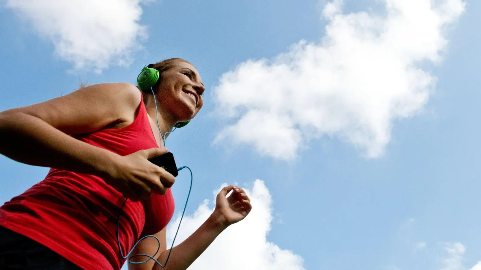 In-Ears mit Extra-Ohrhaltern oder leichte Bügelkopfhörer (Bild) sind gute Lösungen für den Sport. (Foto: Franziska Gabbert/dpa-tmn)